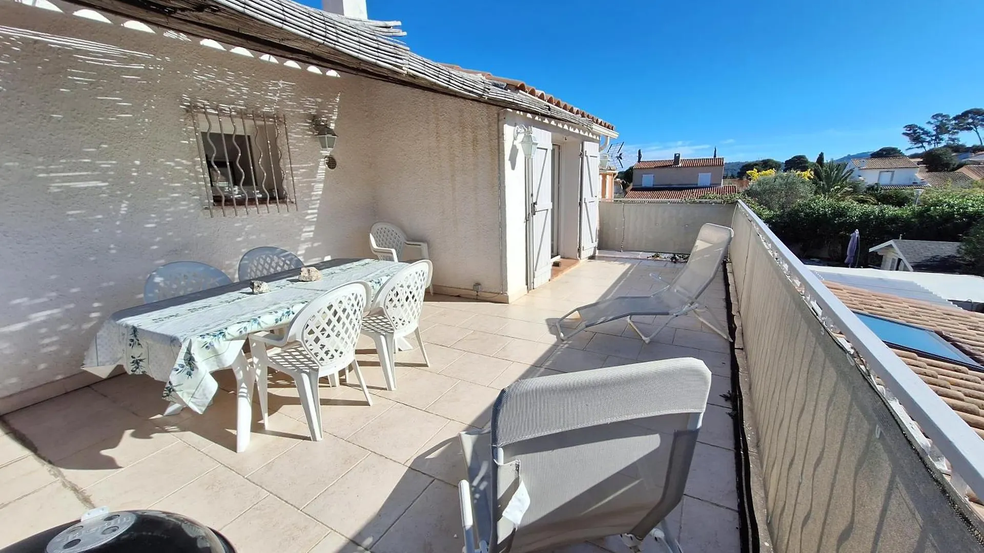Bel Appartement En Haut De Villa Sanary-sur-Mer 0*,  France